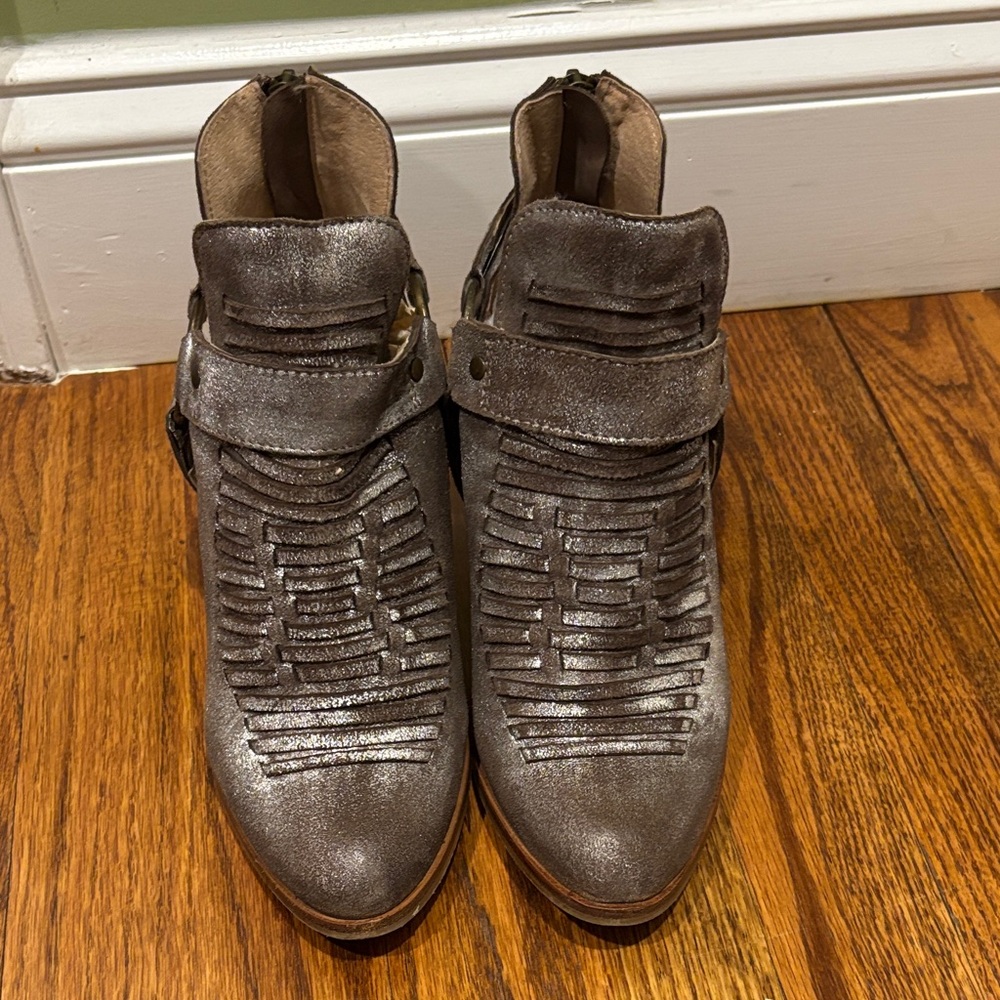 Seychelles Metallic Gray Ankle Booties